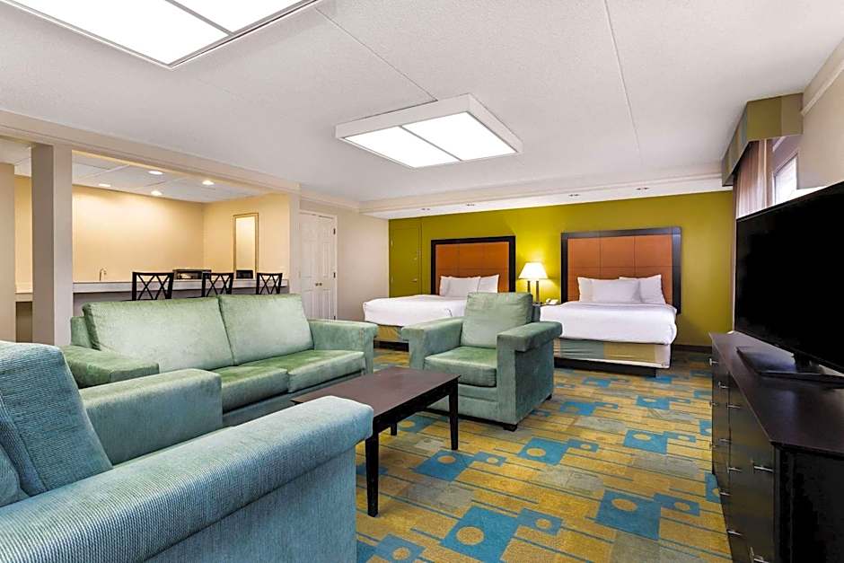 La Quinta Inn & Suites by Wyndham St. Pete-Clearwater Airport
