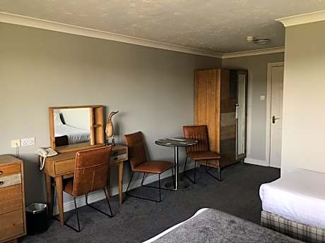 Family Room (2 Adults + 1 Child)