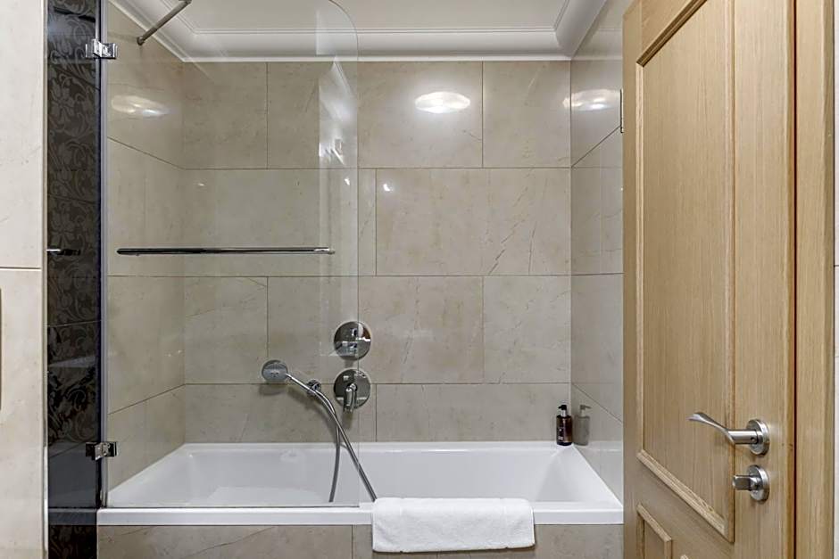 Louren - The Bridge Inn