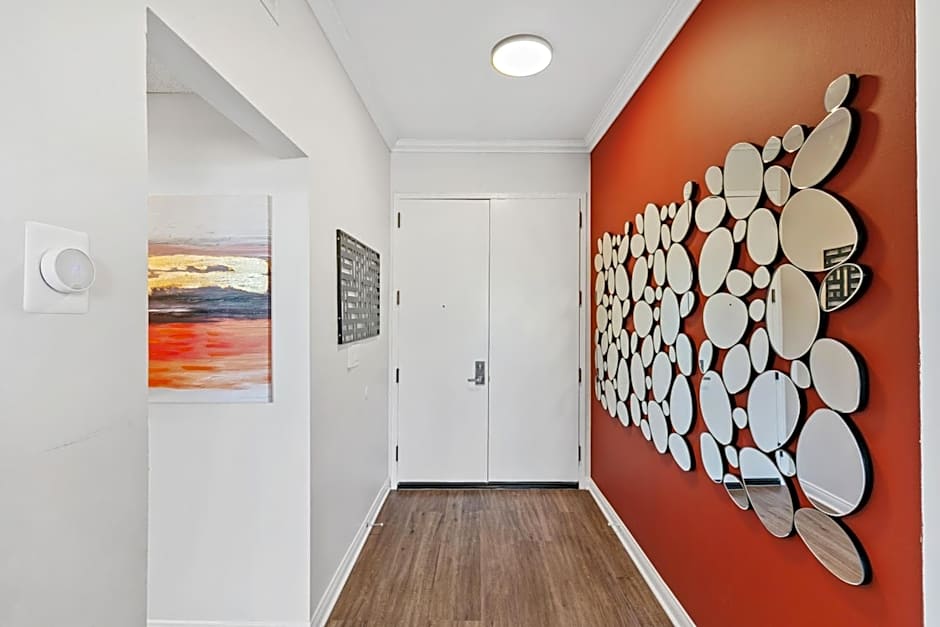 Beverly Hills 2 bed 2 bath Penthouse with Den and Parking 414