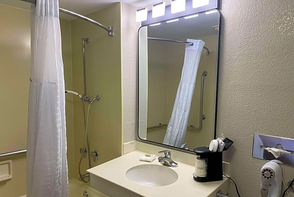 Days Inn & Suites by Wyndham Arlington Heights