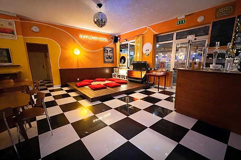 Sunflower Beach Backpacker Hostel & Bar