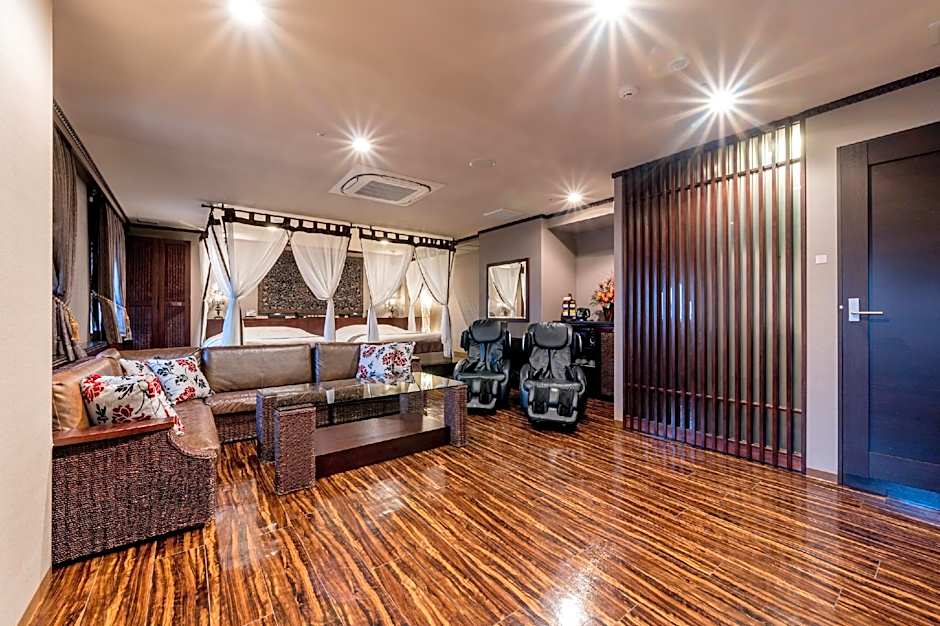 Photo 1 of 14 of Royal 2 Beds Suite, Nonsmoking