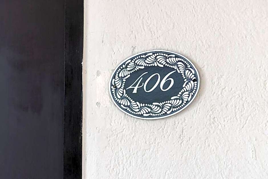 406 Location 2Bdrm 2baths AC Rooftop