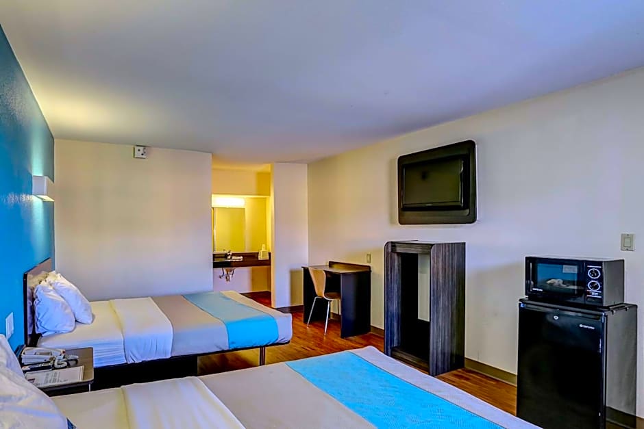 Motel 6-Dickson, TN