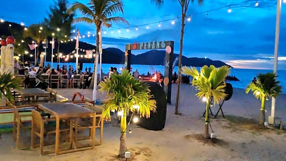 By The Sea Cozy Beachfront Home Side Seaview333A