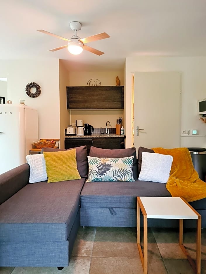 GREAT CANAL STUDIO - AC, Water view & Free parking