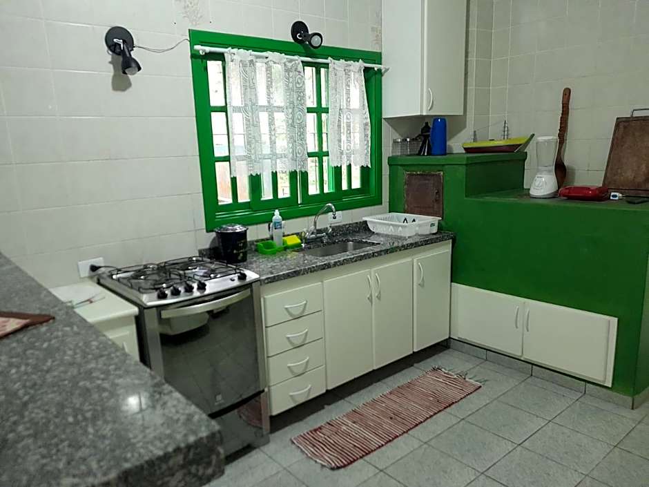 Flor Casa 2 dorms com ar, churrasqueira, cond fech, piscina