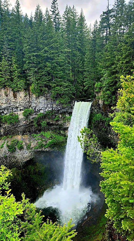 Group Stays - Large Renovated Apartment with Pool and Hot Tub