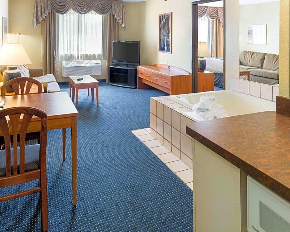 Quality Inn Lakeville North