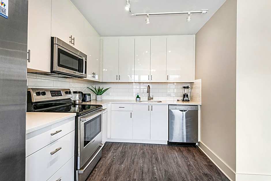 Spacious 4BR Luxury Condo Steps to French Quarter