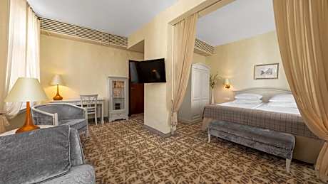 Suite room with Spa Bath & Old Town view