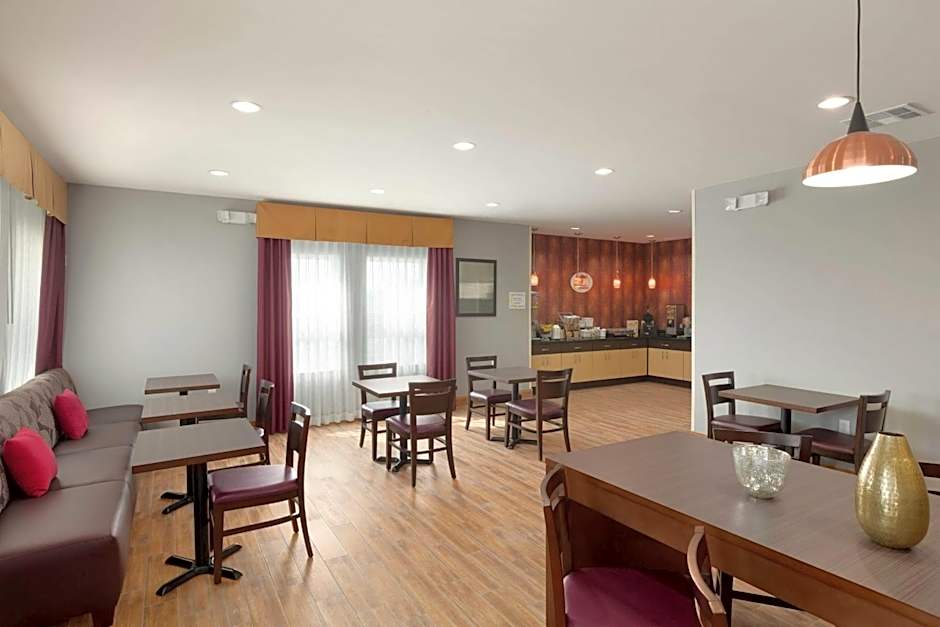 Super 8 by Wyndham Carrizo Springs