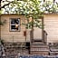 The Historic Leakey Inn