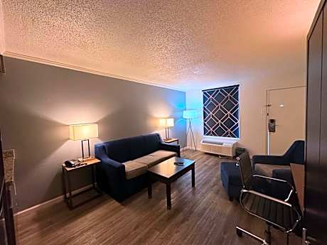 Queen Suite - Accessible/Non-Smoking