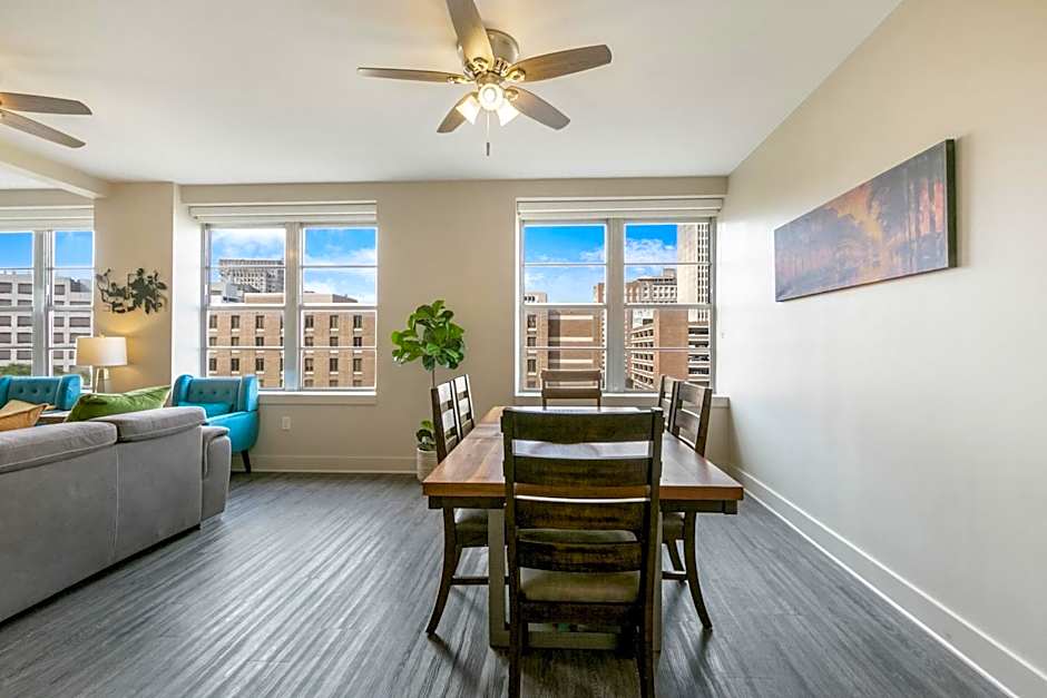 Spacious 4BR Luxury Condo Steps to French Quarter