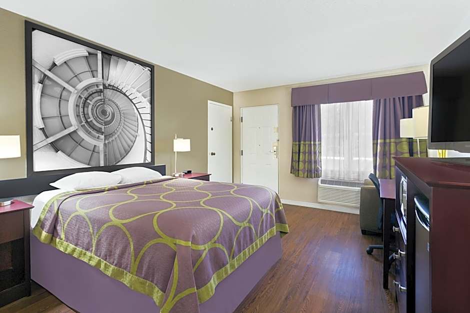 Super 8 by Wyndham Ellenton Bradenton Area