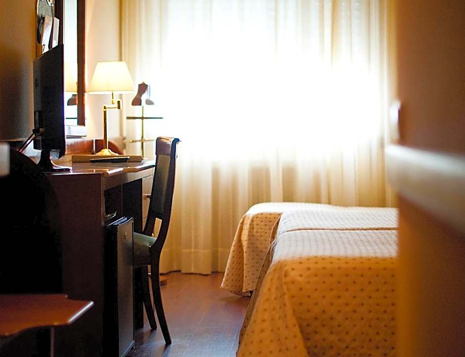 Twin Room with Extra Bed (2 Adults + 1 Child) — 8 fotoğraftan 1. fotoğraf