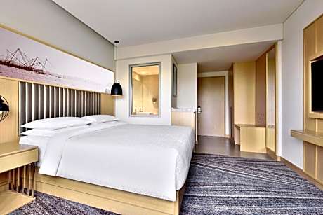 1 King Bed, High Floor, Executive Room with Lush Green View