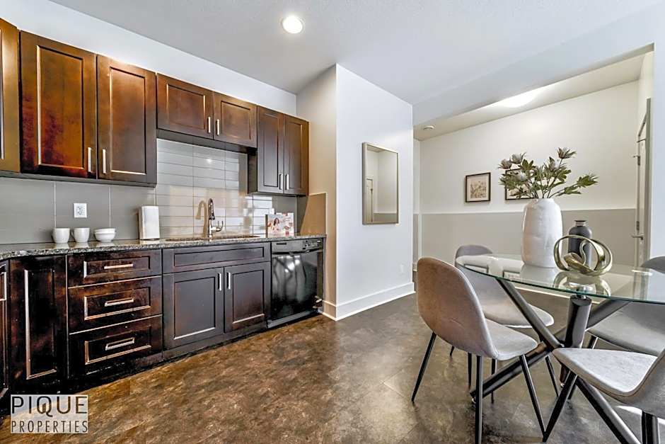 Stunning Modern Suite - King Bed - Free Parking & Netflix - Fast Wi-Fi - Long Stays Welcome