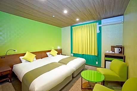 Standard Twin Room with Compact Bathroom