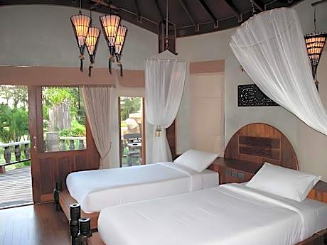 Family 3 Pax with Window, 1 King and 1 Single