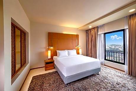Executive Suite with Lounge Access