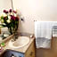 Helen's House / Close to Skytrain and Airport