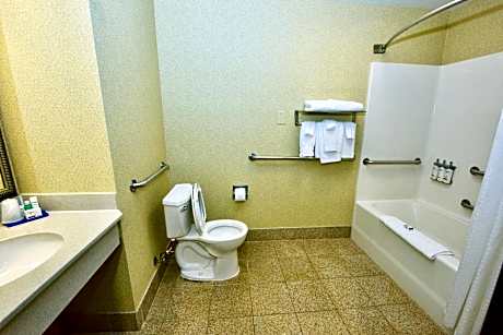 Queen Room with Hearing Mobility Accessible Tub - Non-Smoking