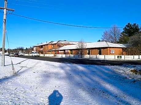 Snowgate Motel + Apartments