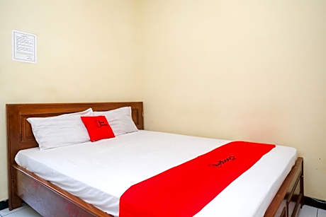 RedDoorz Deluxe Room