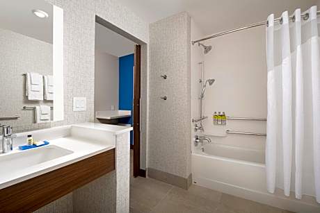 Queen Room with Two Queen Beds - Mobility Access Tub/Non-Smoking