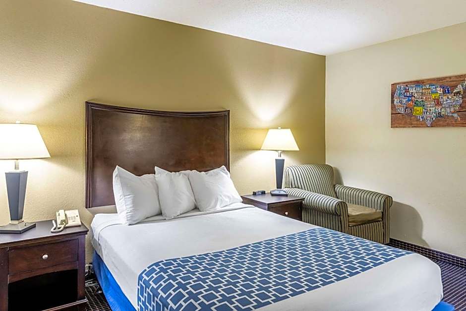 Econo Lodge Inn & Suites