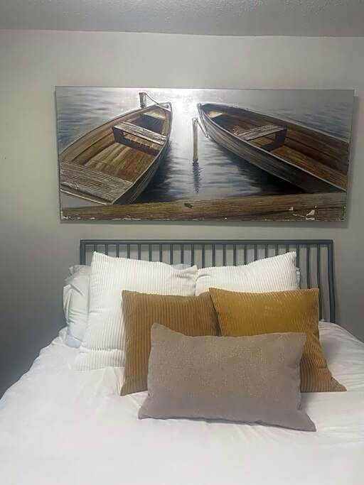 Quiet-comfy 4 bedroom house on a quiet tree lined street in Kitsilano