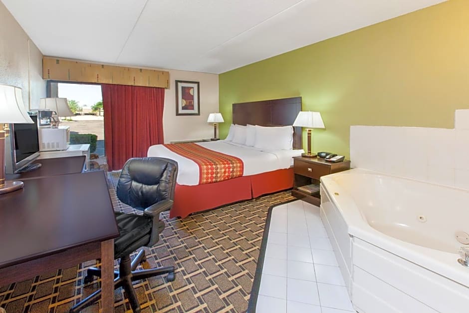 Days Inn & Suites by Wyndham Madison Heights MI