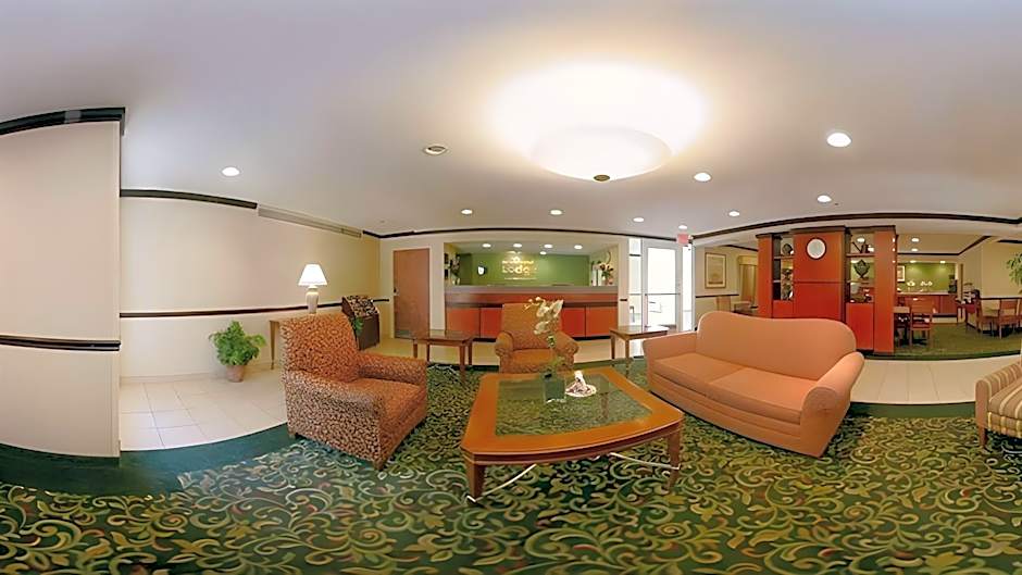 Econo Lodge Inn & Suites Airport