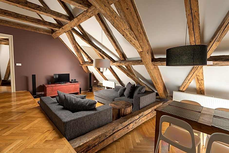 Three Golden Crowns Apartments