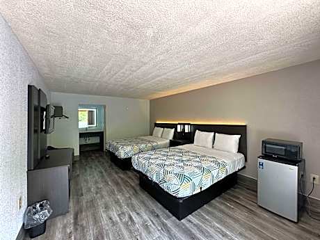 Queen Room with Two Queen Beds - Disability Access - Non-Smoking