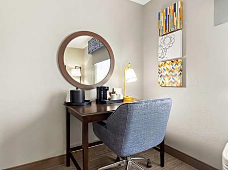 King Room - Hearing Access/Non-Smoking