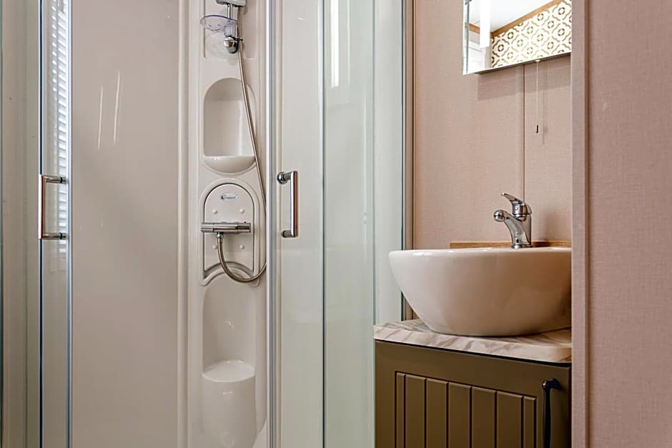 The White Rose Lodge with Hot Tub