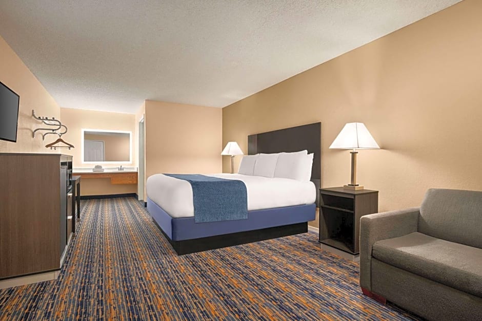 Super 8 by Wyndham Lindsay Olive Tree