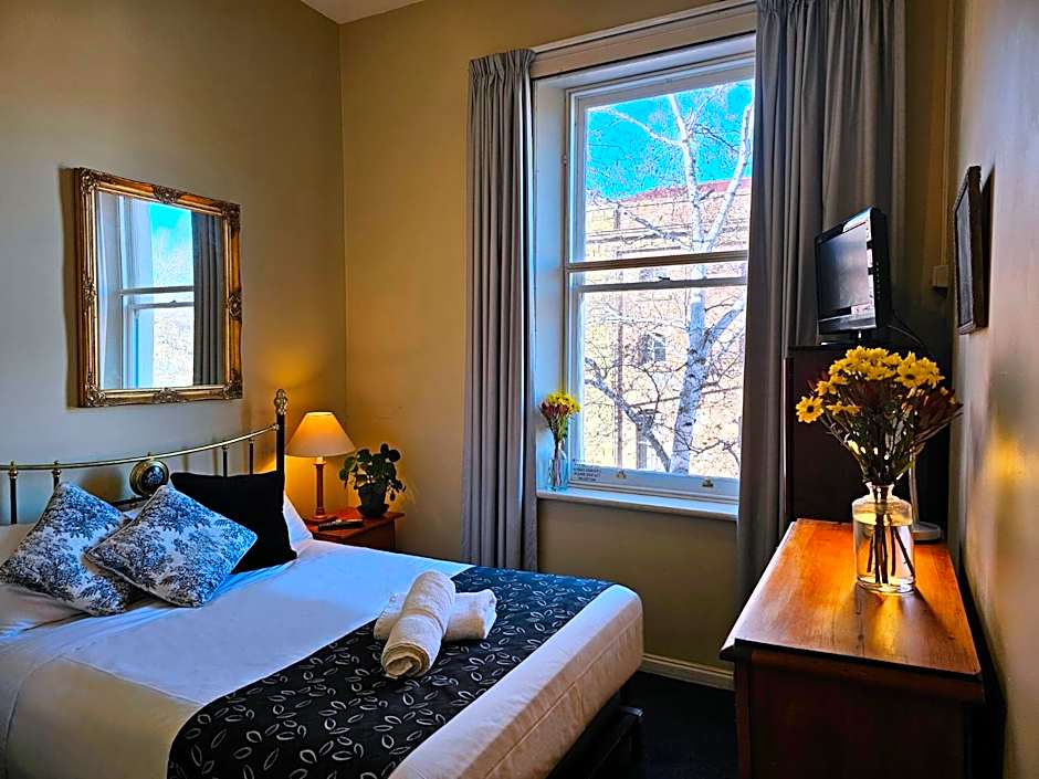 The Lodge on Elizabeth Bed & Breakfast