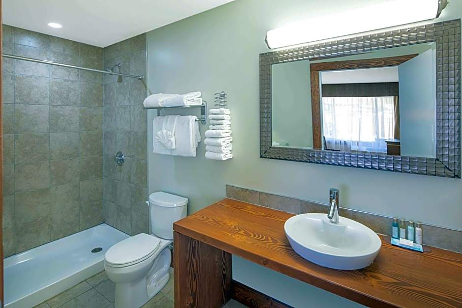 Travelodge by Wyndham Golden Sportsman Lodge