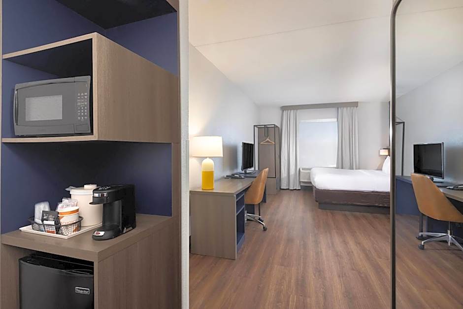 Comfort Suites Outlet Center