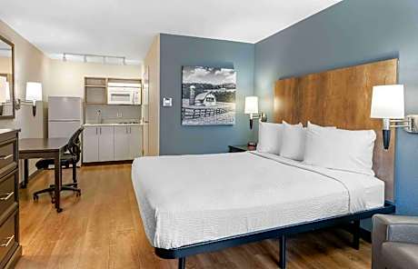 Studio Queen Accessible Non-Smoking