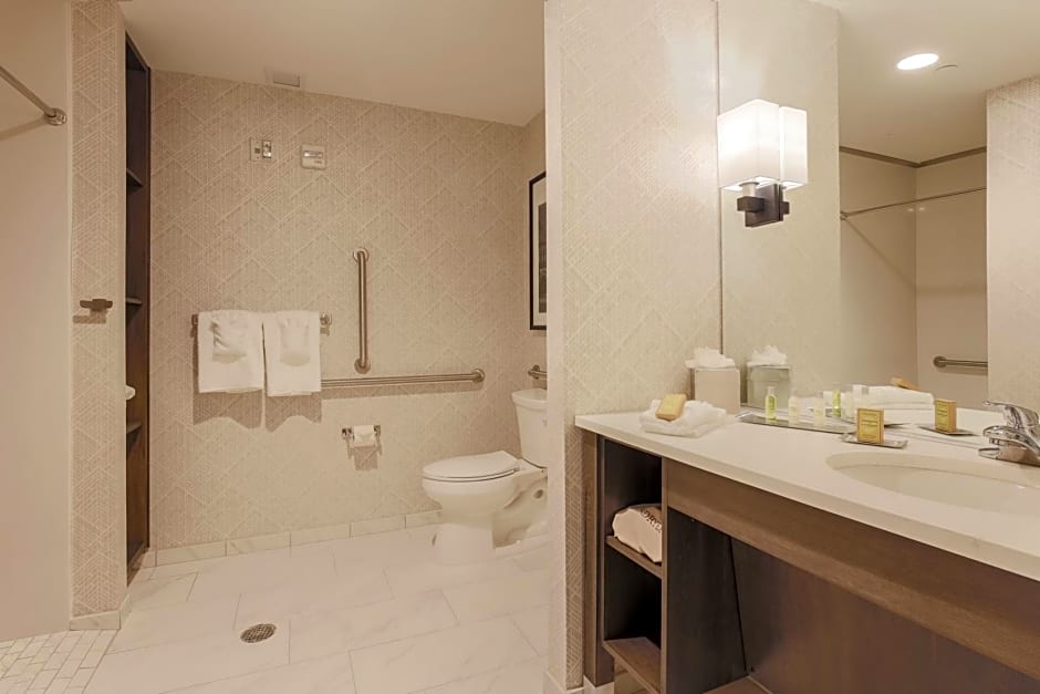 DoubleTree by Hilton Evansville