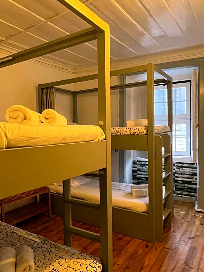 Alface Hall Hostel & Bar