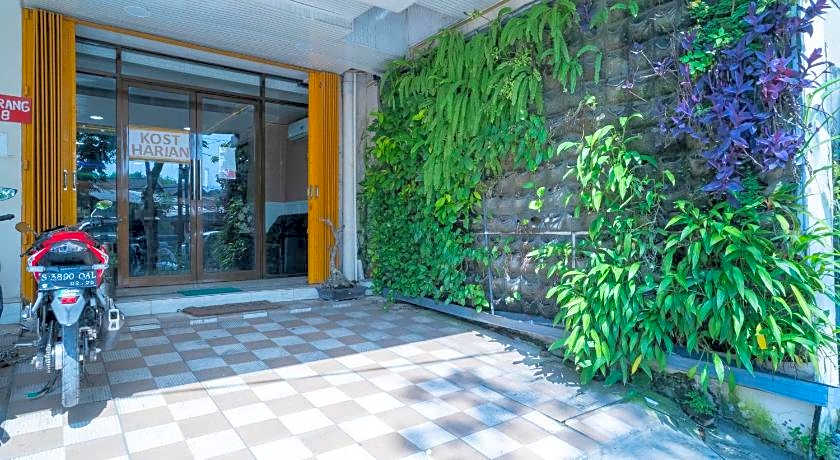 RedDoorz Plus Syariah near Pasar Turi