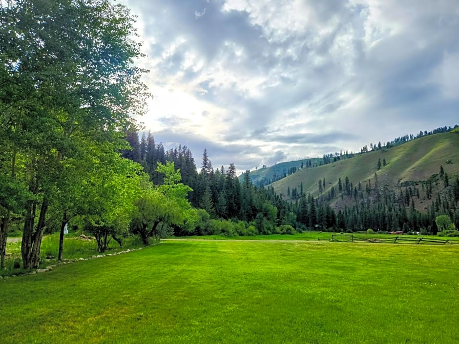Southfork Lodge - Riverside Inn