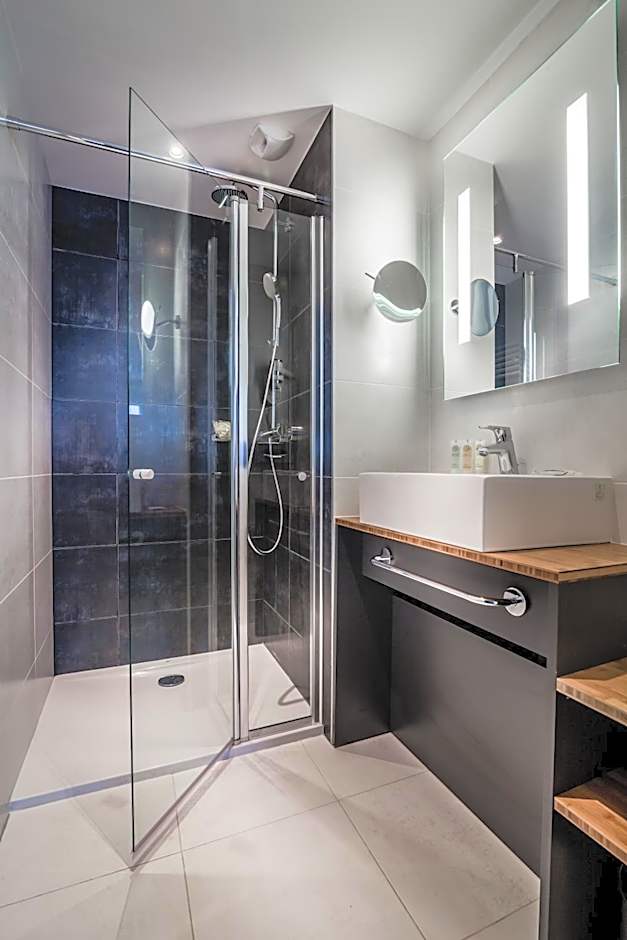 Best Western Plus Suitcase Paris La Defense